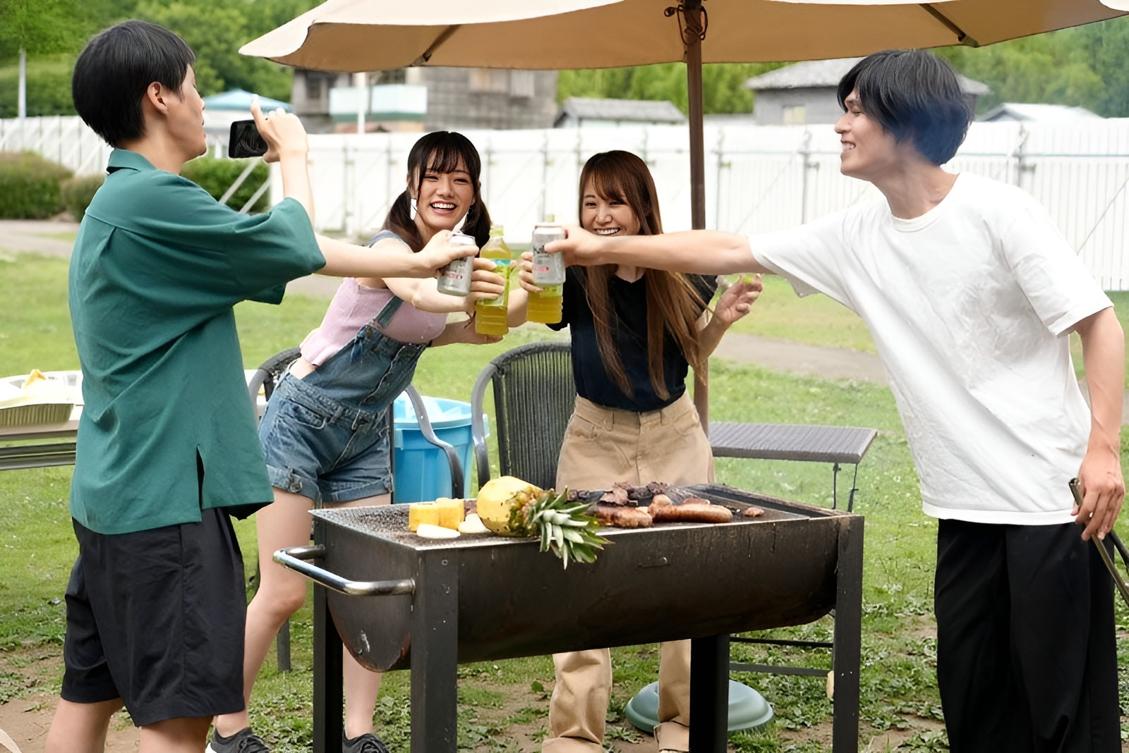 MIDV-266 親しい友人たちとの思い出に残るピクニック